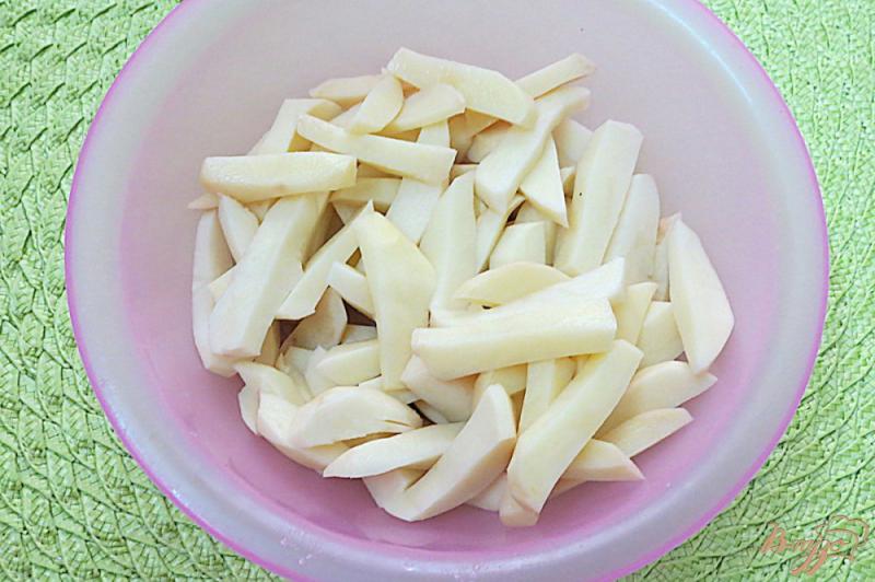 Фото приготовление рецепта: Картофель жареный с кабачками и сосисками шаг №3