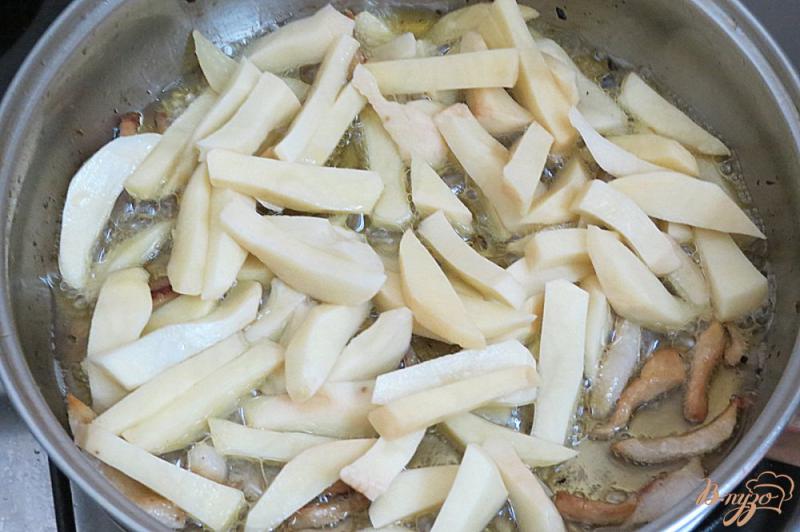 Фото приготовление рецепта: Картофель жареный с кабачками и сосисками шаг №4