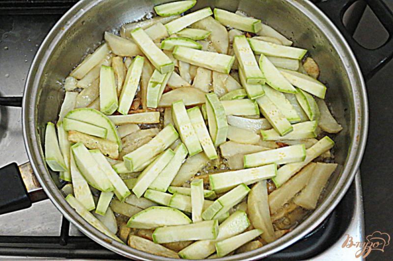 Фото приготовление рецепта: Картофель жареный с кабачками и сосисками шаг №8