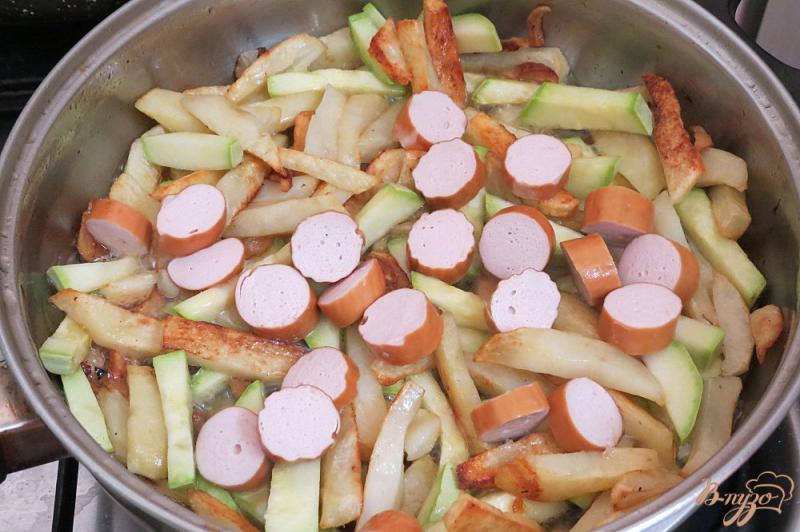 Фото приготовление рецепта: Картофель жареный с кабачками и сосисками шаг №9