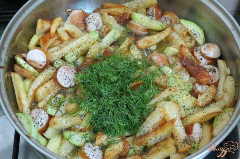 Фото приготовление рецепта: Картофель жареный с кабачками и сосисками шаг №10
