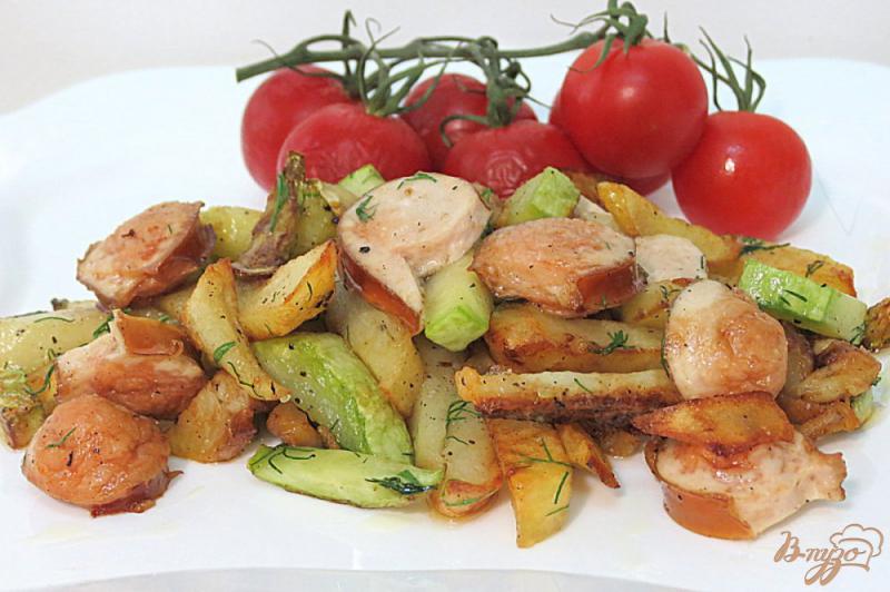 Фото приготовление рецепта: Картофель жареный с кабачками и сосисками шаг №11