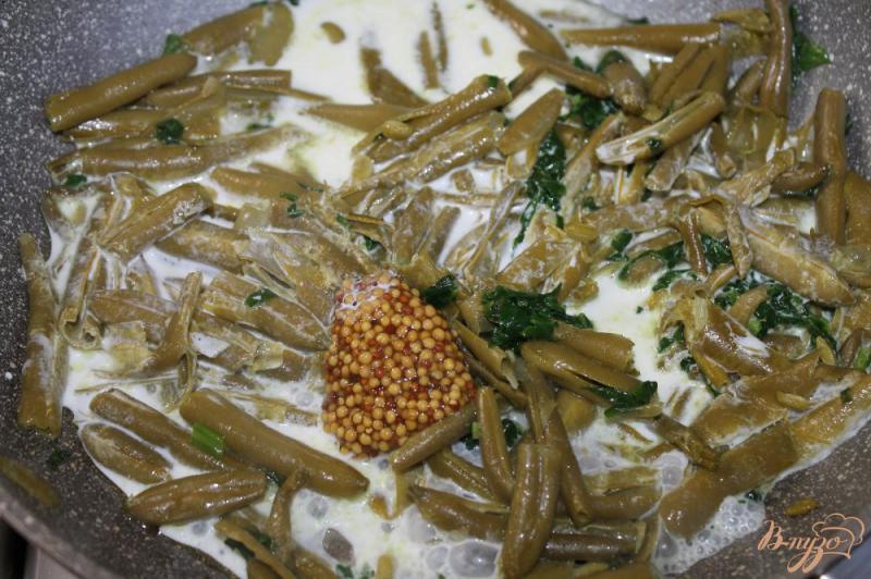 Фото приготовление рецепта: Стручковая фасоль в сливках с сыром и шпинатом шаг №5