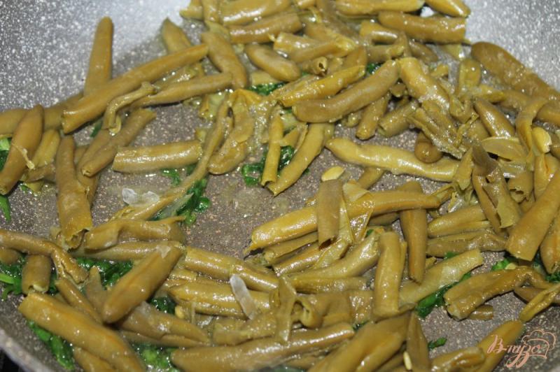 Фото приготовление рецепта: Стручковая фасоль в сливках с сыром и шпинатом шаг №4