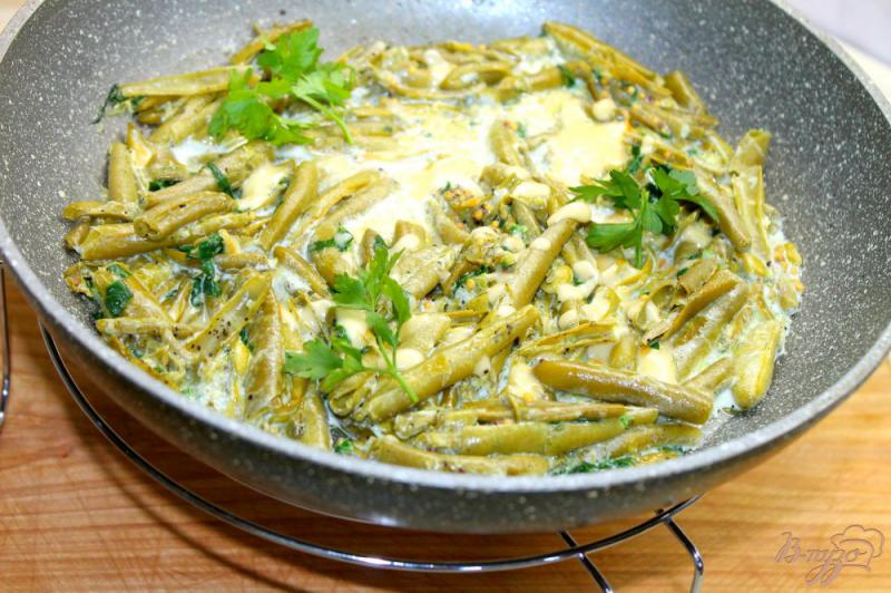 Фото приготовление рецепта: Стручковая фасоль в сливках с сыром и шпинатом шаг №7