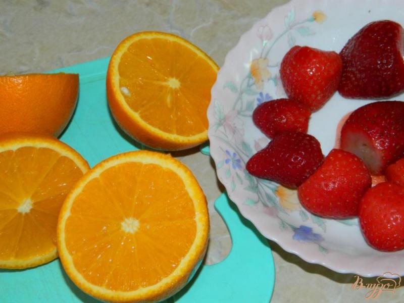 Фото приготовление рецепта: Апельсиново-клубничный коктейль шаг №1