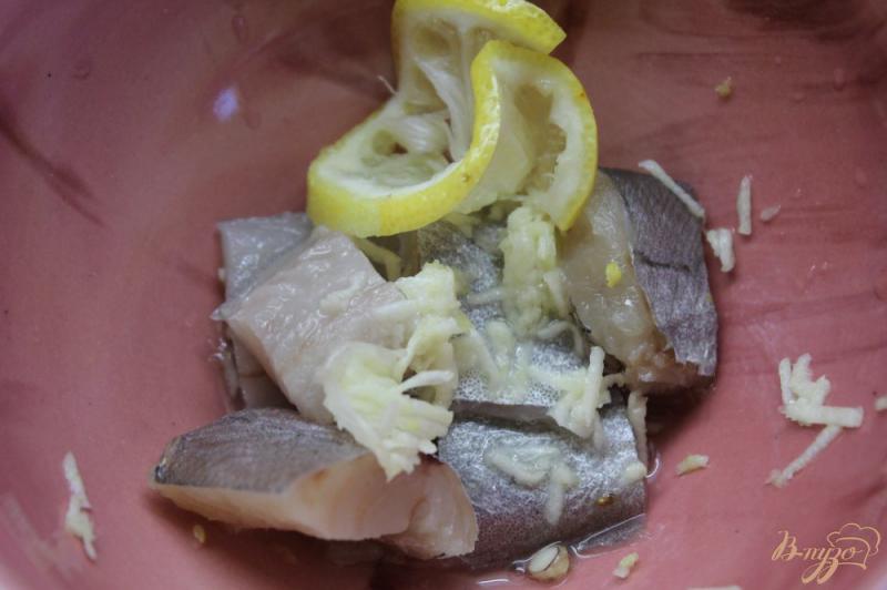 Фото приготовление рецепта: Теплый рыбный салат с апельсином и листьями салата шаг №1