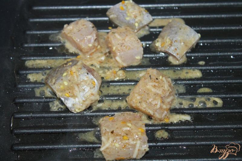 Фото приготовление рецепта: Теплый рыбный салат с апельсином и листьями салата шаг №3
