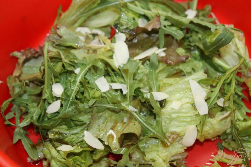 Фото приготовление рецепта: Теплый рыбный салат с апельсином и листьями салата шаг №4