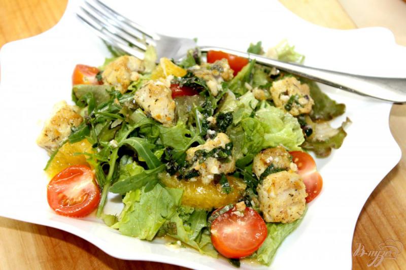 Фото приготовление рецепта: Теплый рыбный салат с апельсином и листьями салата шаг №7