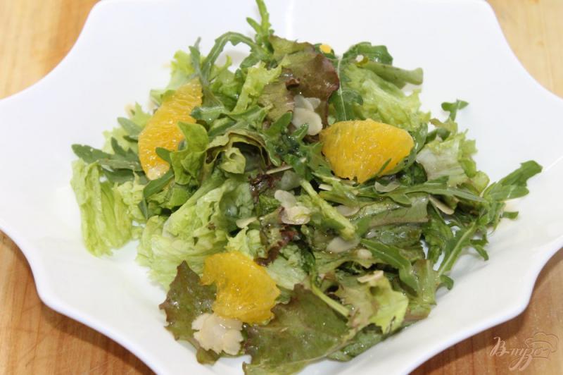 Фото приготовление рецепта: Теплый рыбный салат с апельсином и листьями салата шаг №5