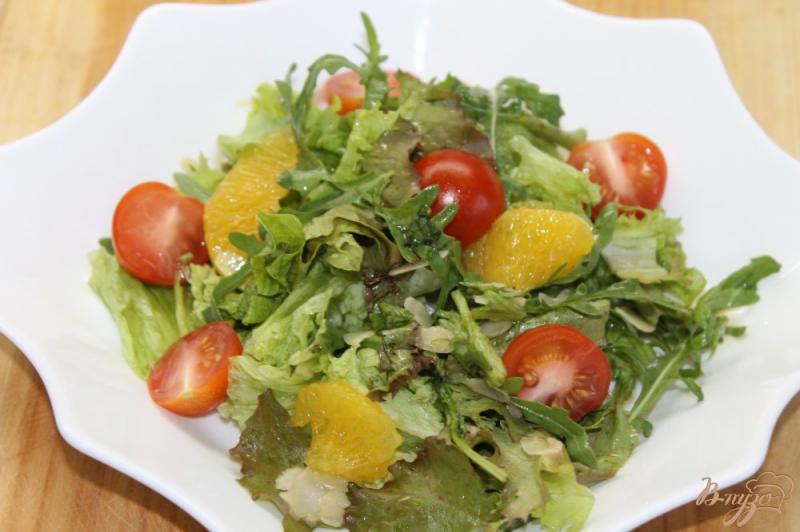 Фото приготовление рецепта: Теплый рыбный салат с апельсином и листьями салата шаг №6