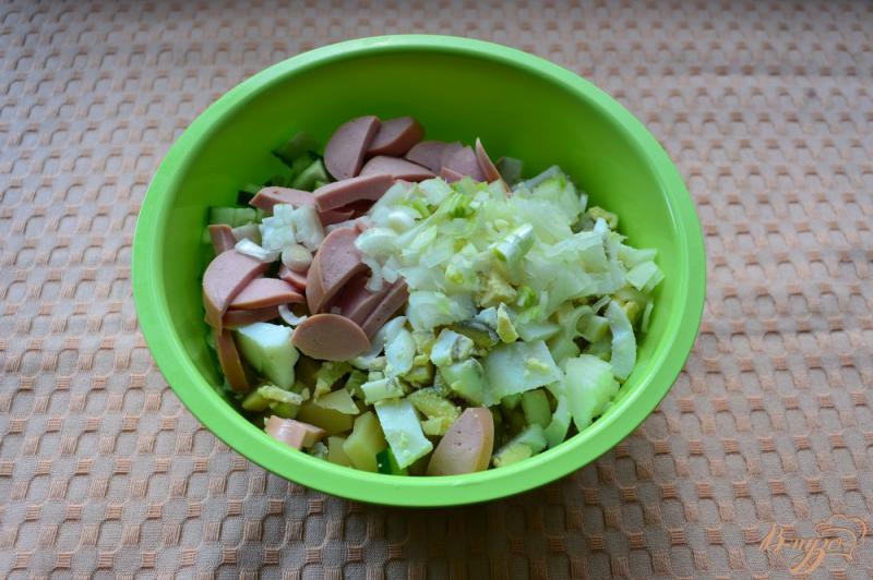 Фото приготовление рецепта: Картофельный салат с сосисками и свежим огурцом шаг №3