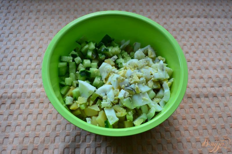 Фото приготовление рецепта: Картофельный салат с сосисками и свежим огурцом шаг №2
