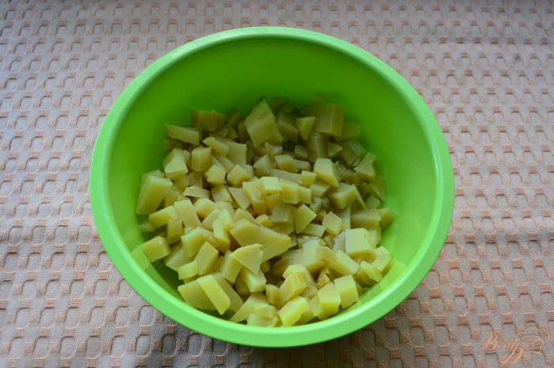 Фото приготовление рецепта: Картофельный салат с сосисками и свежим огурцом шаг №1