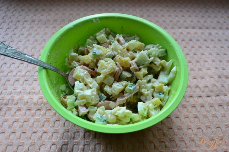 Фото приготовление рецепта: Картофельный салат с сосисками и свежим огурцом шаг №5
