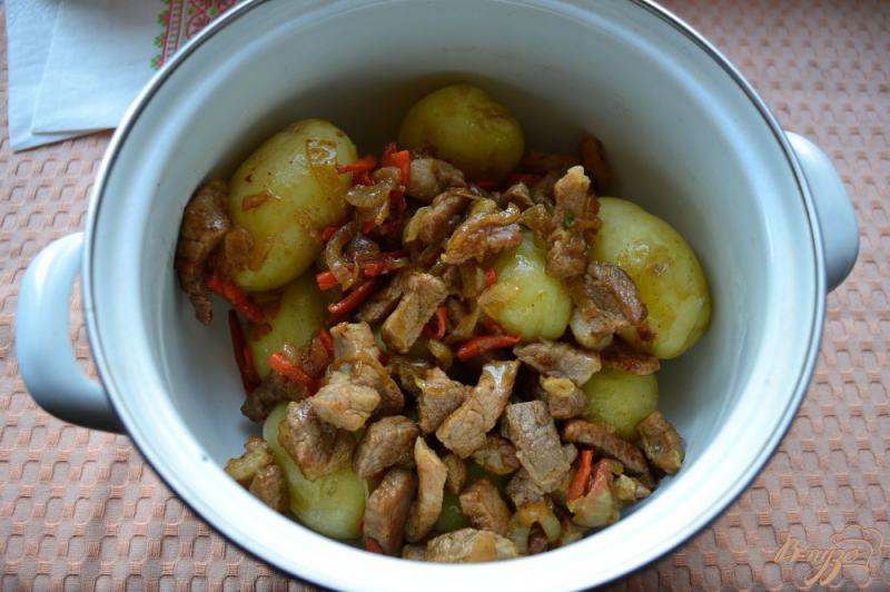 Фото приготовление рецепта: Молодой картофель с жареным мясом шаг №7