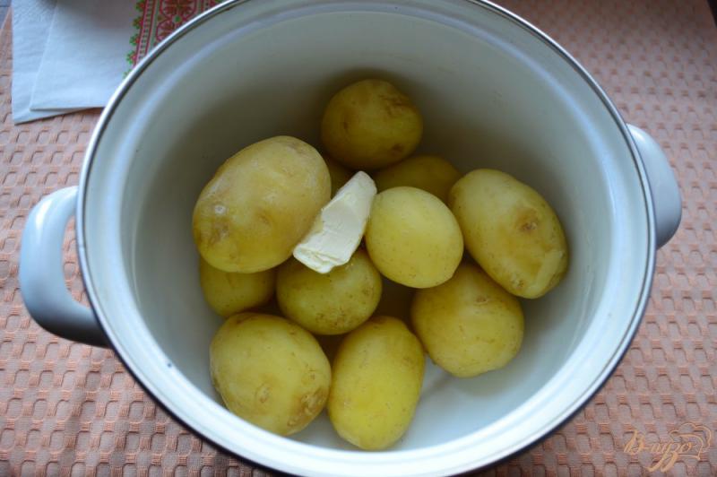 Фото приготовление рецепта: Молодой картофель с жареным мясом шаг №6