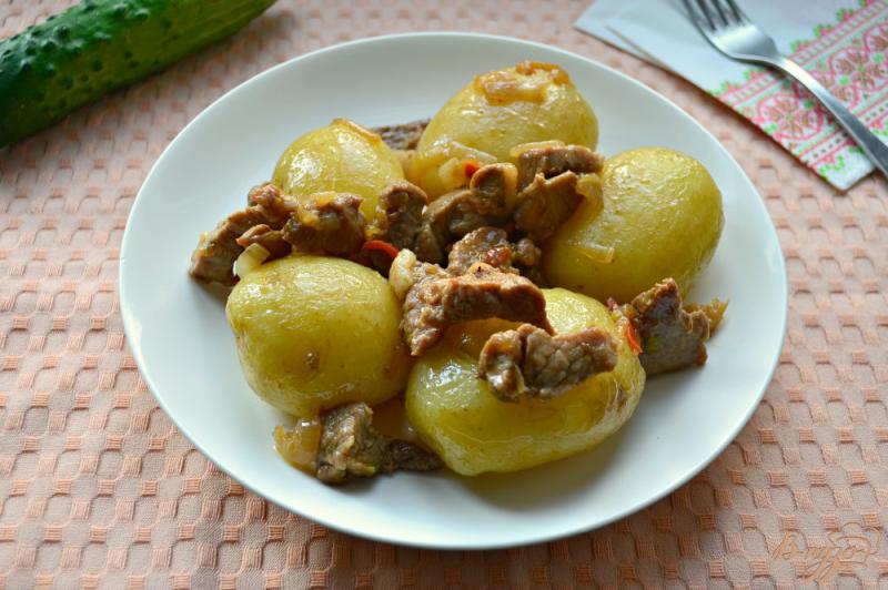 Фото приготовление рецепта: Молодой картофель с жареным мясом шаг №8