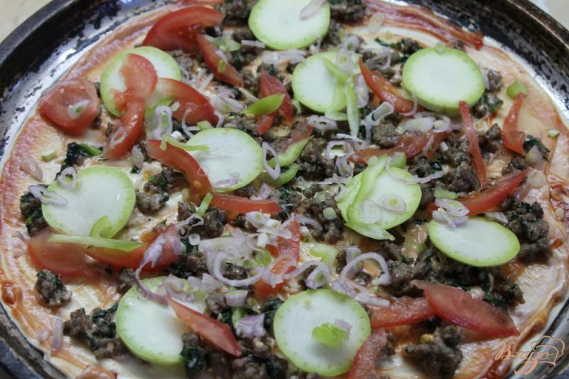 Фото приготовление рецепта: Пицца с говяжьим фаршем, шпинатом и фетой шаг №5