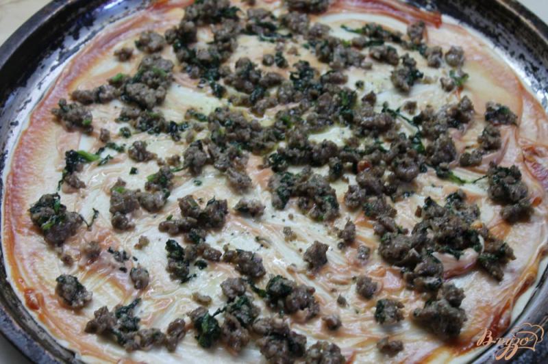 Фото приготовление рецепта: Пицца с говяжьим фаршем, шпинатом и фетой шаг №4