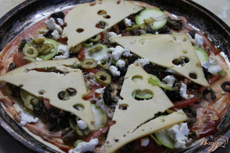 Фото приготовление рецепта: Пицца с говяжьим фаршем, шпинатом и фетой шаг №7