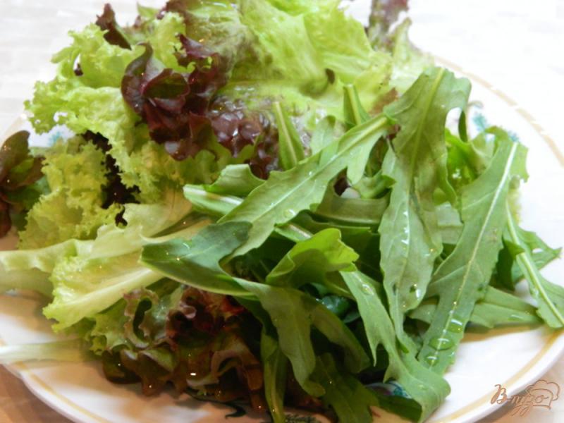 Фото приготовление рецепта: Салат с сыром сулугуни, орехами и чесноком шаг №1