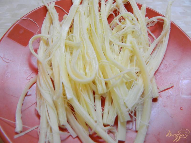 Фото приготовление рецепта: Салат с сыром сулугуни, орехами и чесноком шаг №2