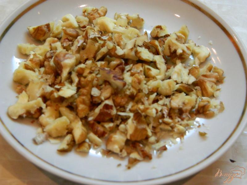 Фото приготовление рецепта: Салат с сыром сулугуни, орехами и чесноком шаг №3