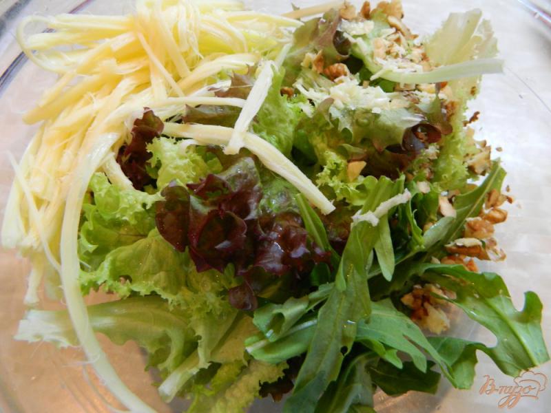 Фото приготовление рецепта: Салат с сыром сулугуни, орехами и чесноком шаг №5