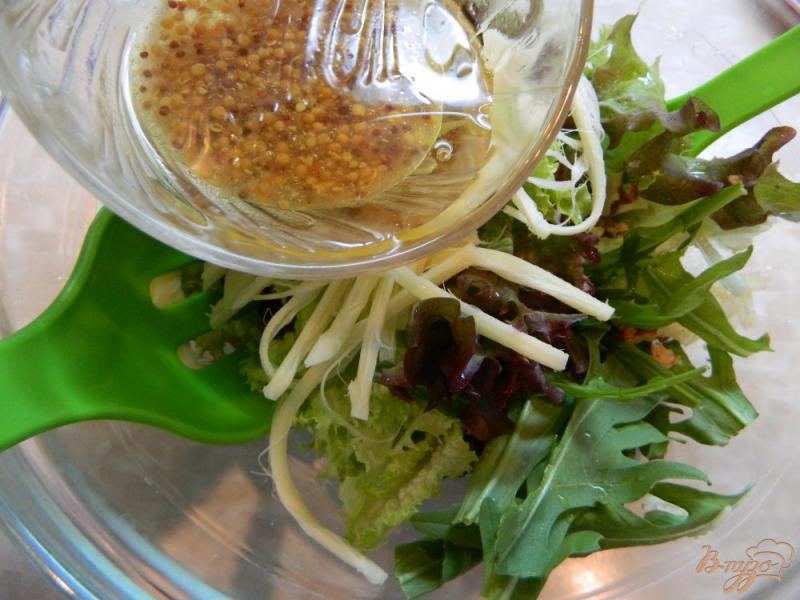 Фото приготовление рецепта: Салат с сыром сулугуни, орехами и чесноком шаг №6