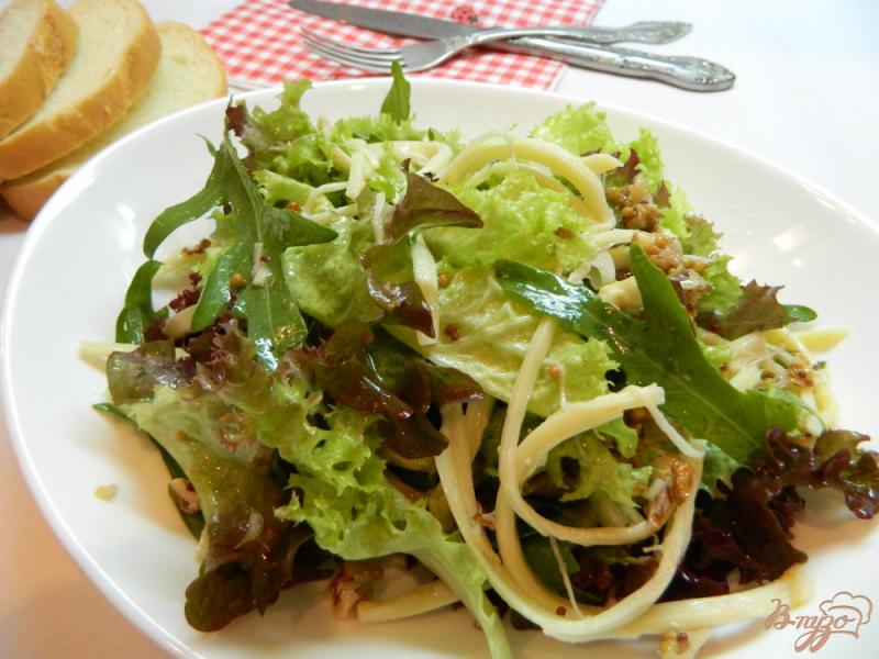 Фото приготовление рецепта: Салат с сыром сулугуни, орехами и чесноком шаг №7