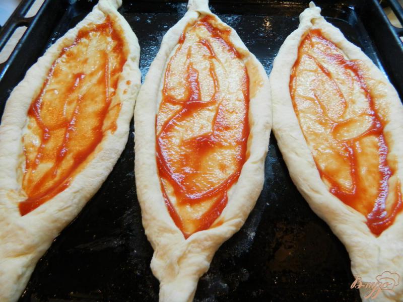 Фото приготовление рецепта: Пицца в виде лодочки с куриным фаршем, помидором и сыром шаг №9
