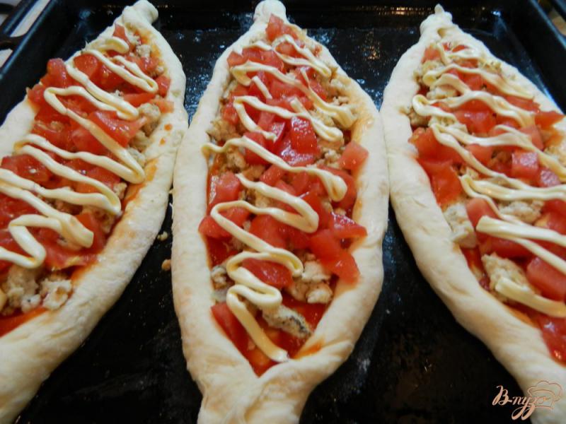 Фото приготовление рецепта: Пицца в виде лодочки с куриным фаршем, помидором и сыром шаг №11