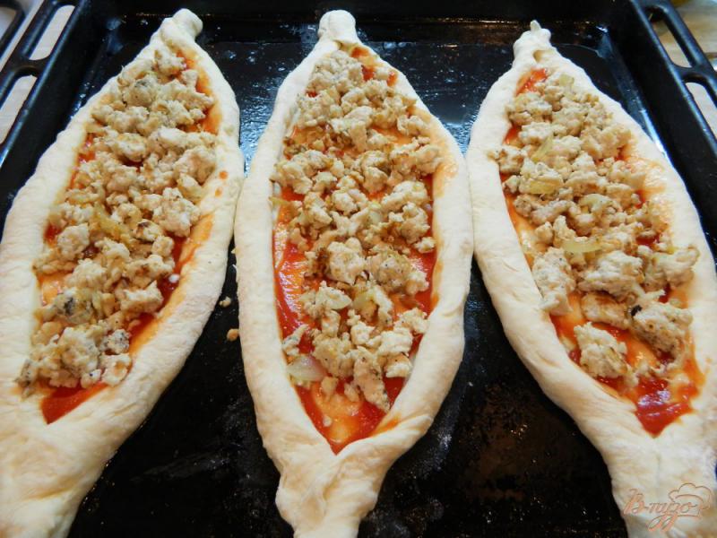 Фото приготовление рецепта: Пицца в виде лодочки с куриным фаршем, помидором и сыром шаг №10