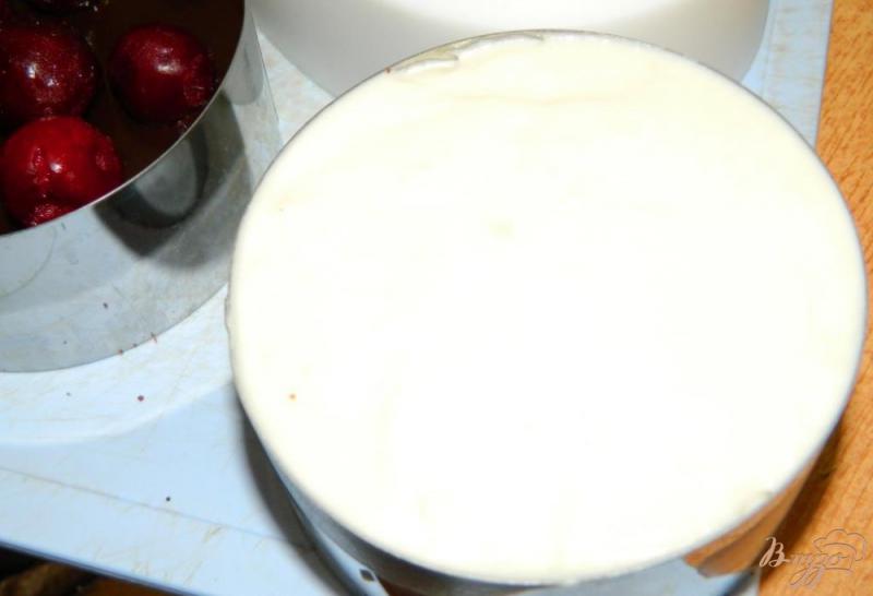 Фото приготовление рецепта: Шоколадно-вишневые пирожные шаг №10