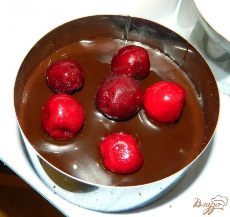 Фото приготовление рецепта: Шоколадно-вишневые пирожные шаг №9