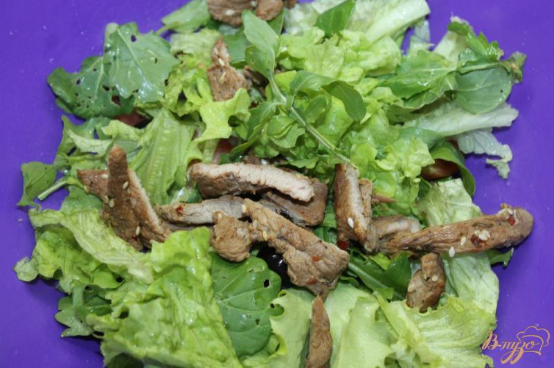 Фото приготовление рецепта: Теплый салат с уткой и карамелизированной свеклой шаг №6