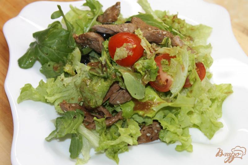 Фото приготовление рецепта: Теплый салат с уткой и карамелизированной свеклой шаг №7