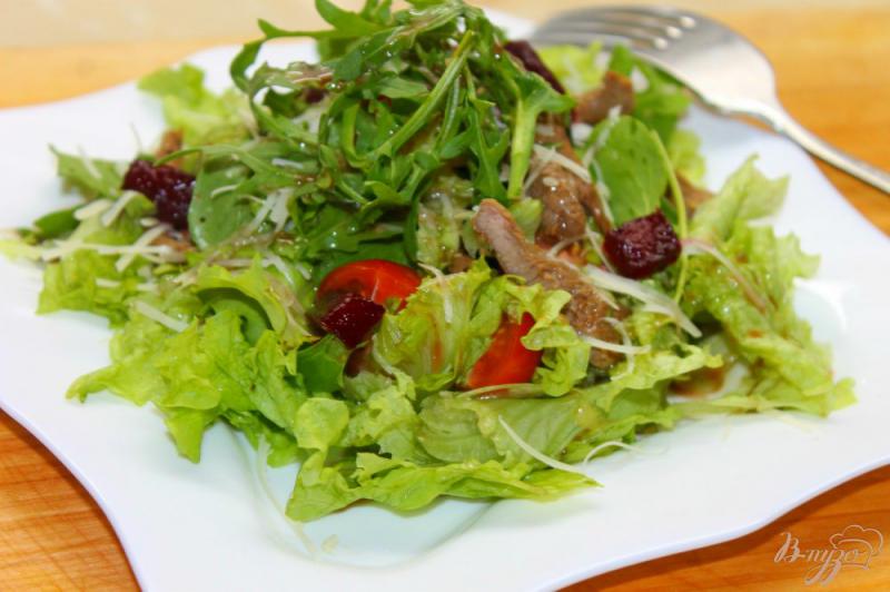 Фото приготовление рецепта: Теплый салат с уткой и карамелизированной свеклой шаг №8