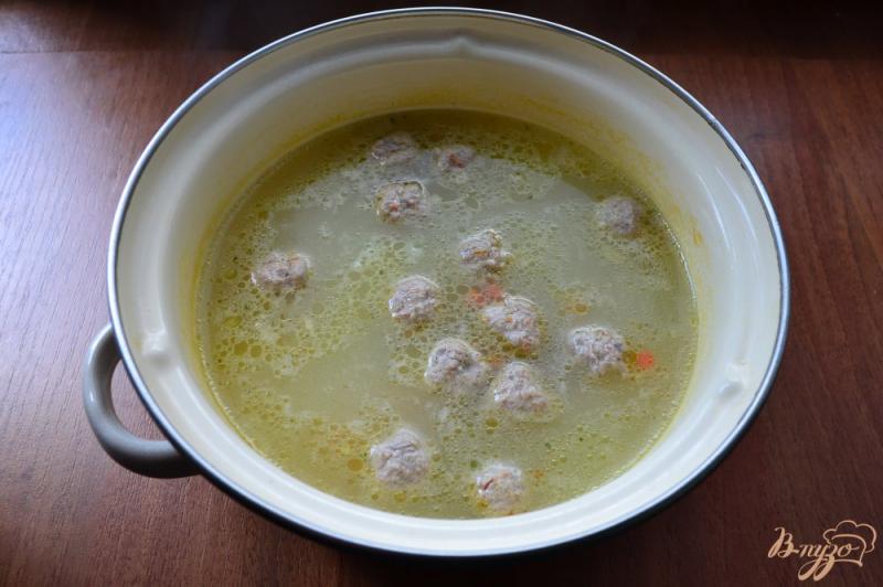 Фото приготовление рецепта: Овощной суп с рисом и свиными фрикадельками шаг №6