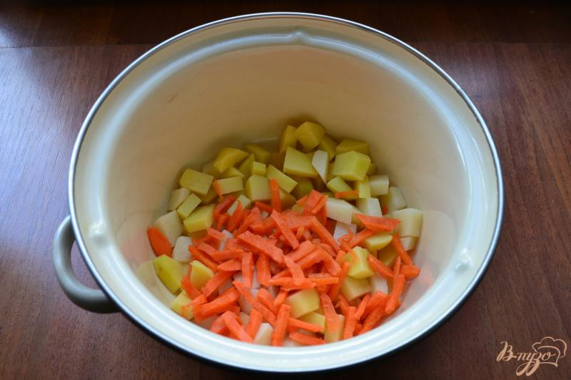 Фото приготовление рецепта: Овощной суп с рисом и свиными фрикадельками шаг №1