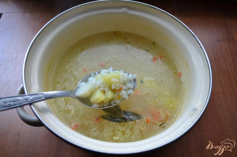 Фото приготовление рецепта: Овощной суп с рисом и свиными фрикадельками шаг №4