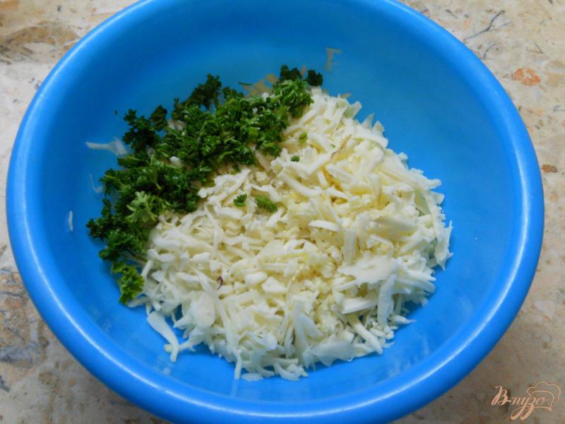 Фото приготовление рецепта: Салат из капусты с подкопченным сулугуни шаг №2
