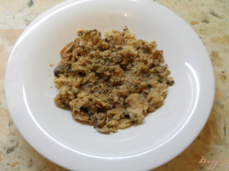 Фото приготовление рецепта: Салат с рыбными консервами и подкопченным сулугуни шаг №2