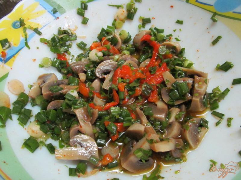 Фото приготовление рецепта: Маринованные грибы с печеным перцем шаг №4
