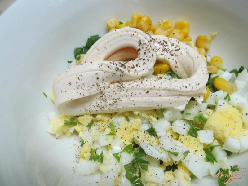 Фото приготовление рецепта: Блины с начинкой из зелени с яйцом и кукурузой шаг №5