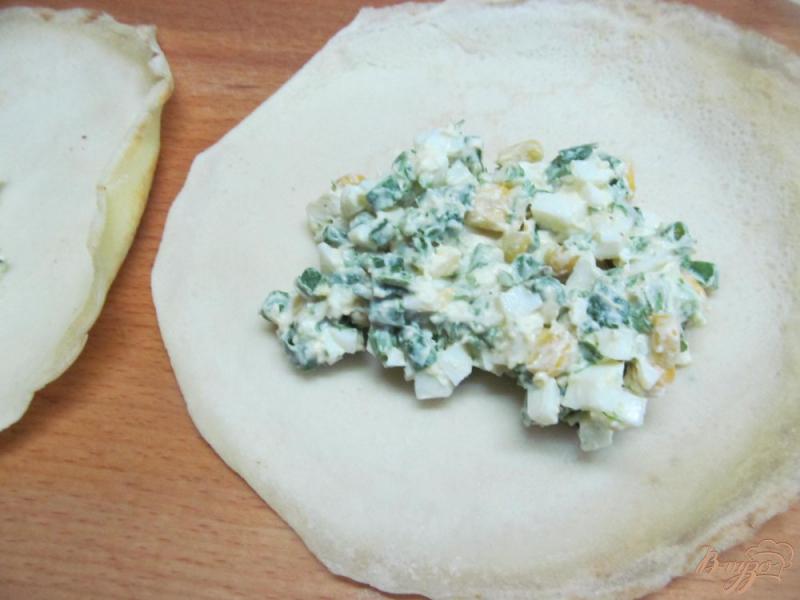 Фото приготовление рецепта: Блины с начинкой из зелени с яйцом и кукурузой шаг №6