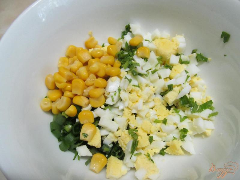 Фото приготовление рецепта: Блины с начинкой из зелени с яйцом и кукурузой шаг №4