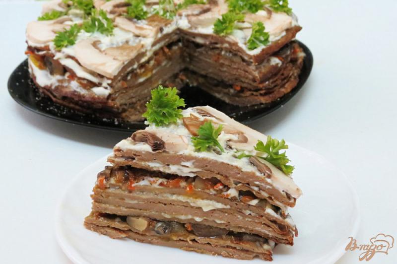 Фото приготовление рецепта: Печёночный торт с грибами шаг №12